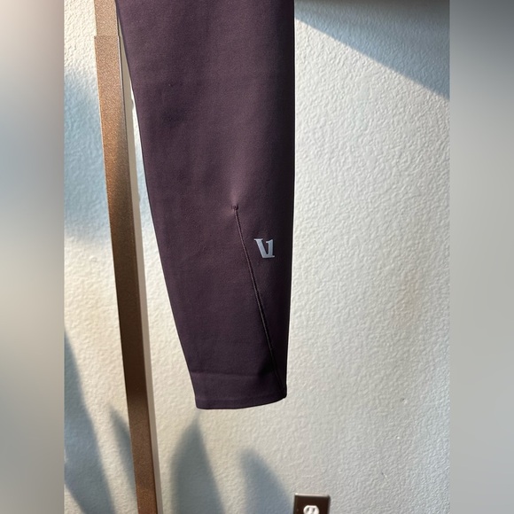 Vuori | Evolve Legging in Sangria - Picture 7 of 10
